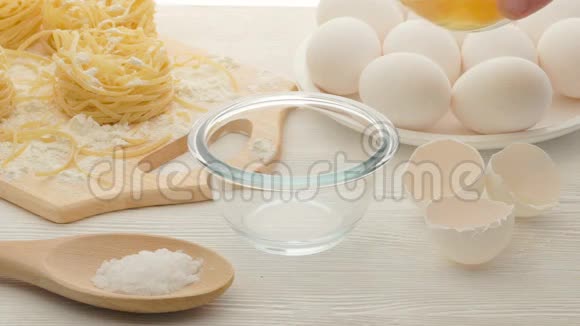 厨师把鸡蛋倒进碗里视频的预览图