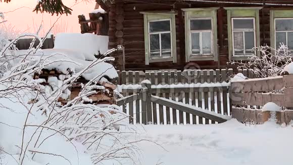 一个俄罗斯村庄冬天的生活视频的预览图