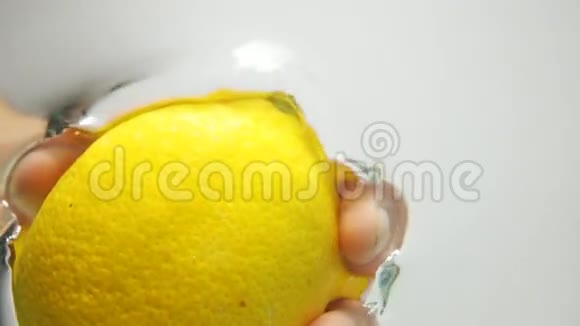 把柠檬从水里拿出来视频的预览图