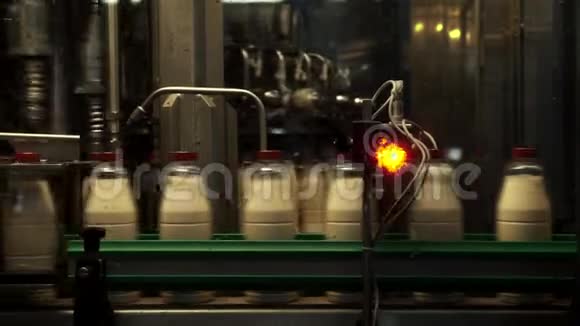 牛奶生产线关闭食品工厂的自动化流程在乳品厂用塑料瓶倒入牛奶视频的预览图