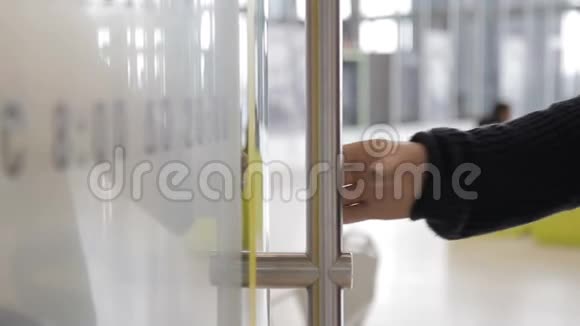 人类正在用仿生手打开玻璃门然后进入视频的预览图