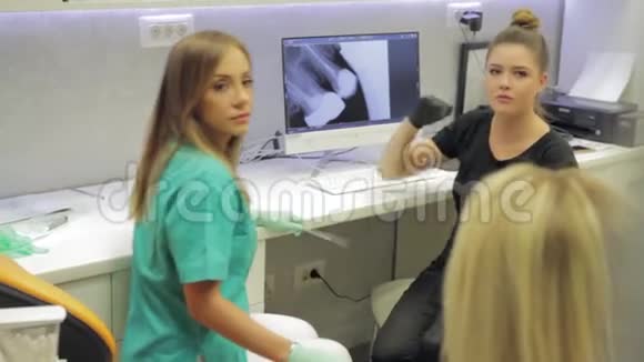 一位女牙医和她的助手向病人咨询他们接下来的步骤视频的预览图