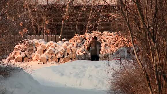 一个俄罗斯村庄冬天的生活视频的预览图