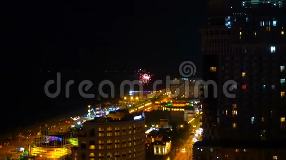 巴图米夜间的烟火和城市景观鸟瞰图视频的预览图