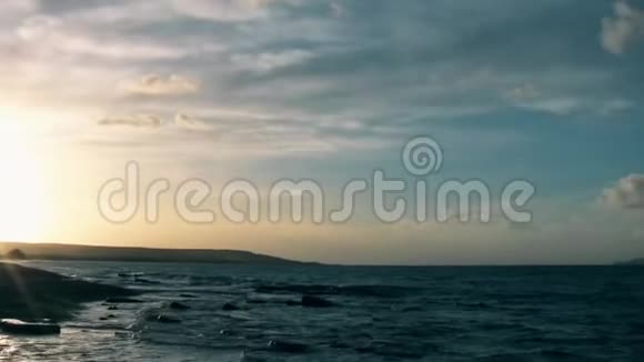 落基海岸的波浪事件视频的预览图