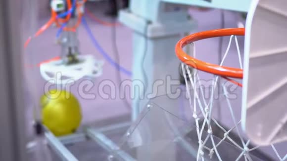 机器人把一个球扔进篮球篮视频的预览图