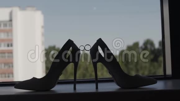 珠宝新娘戒指和女鞋视频的预览图