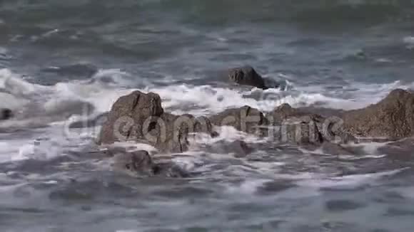 海浪冲击海水视频的预览图