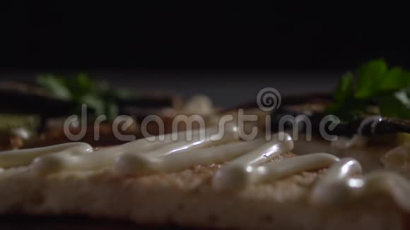 腌制的黄瓜放在烤面包上的酱汁上视频的预览图