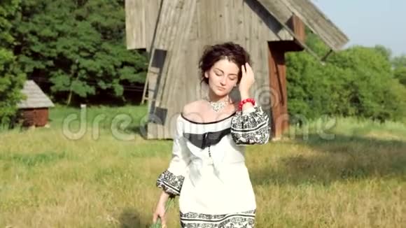 那个乌克兰女孩带着鲜花在草地上散步视频的预览图
