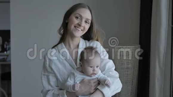 微笑的女人抱着孩子视频的预览图