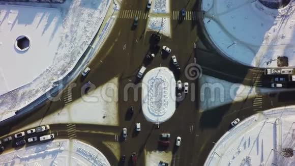 冬季空中俯视交叉路口与交通和雪交圈交叉路口视频的预览图
