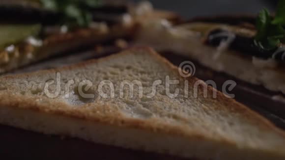 白色酱汁覆盖吐司的特写视频的预览图