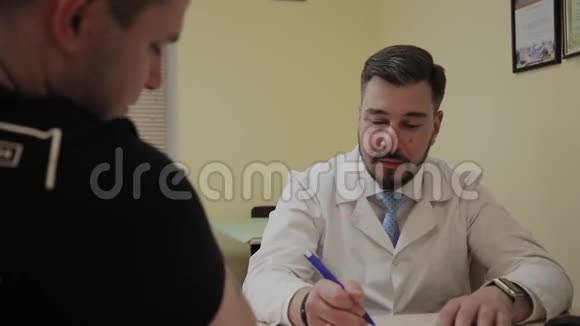 男医生在办公室接诊病人视频的预览图