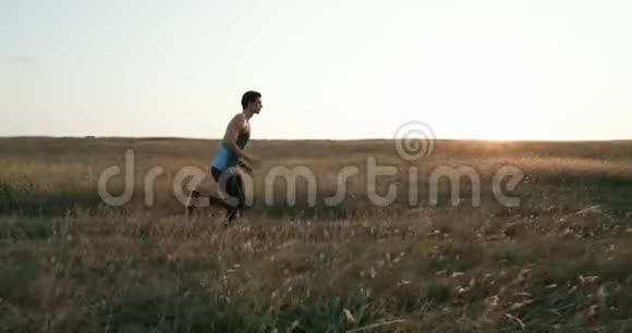 跑步运动员在日落时在山路上进行户外运动这是一种令人惊叹的景观自然适合视频的预览图