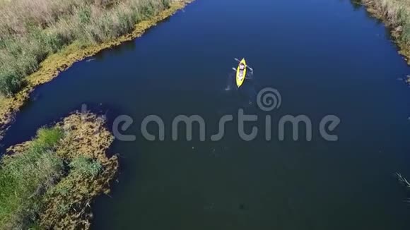 空中射击两人在独木舟上同步划桨在河上休息视频的预览图