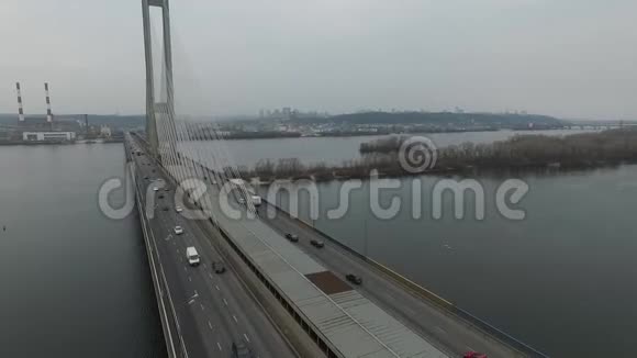 从上面可以看到铁路桥从基辅的铁路轨道可以看到鸟瞰汽车驾驶视频的预览图