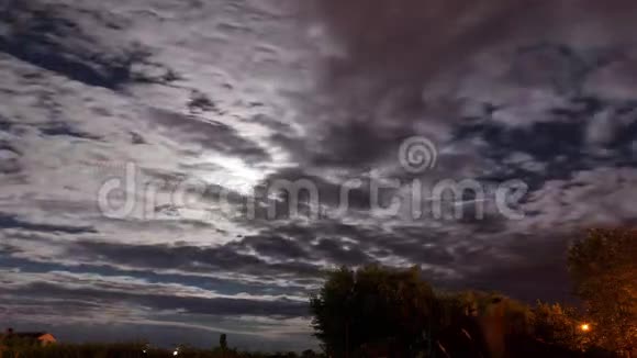 月光下朦胧的天空视频的预览图