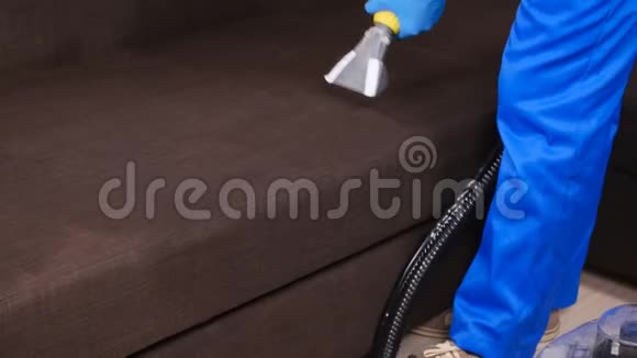 清洁概念干洗工人清除软垫家具上的污垢视频的预览图
