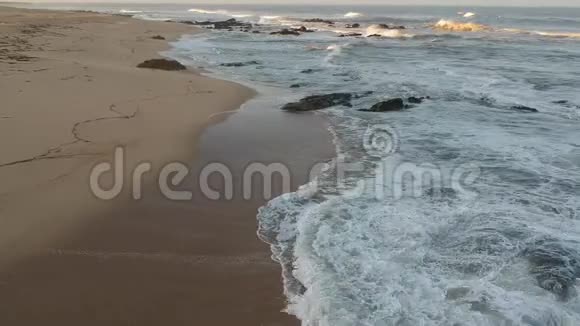 大西洋沿岸葡萄牙北部沙滩上海浪的空中拍摄视频的预览图