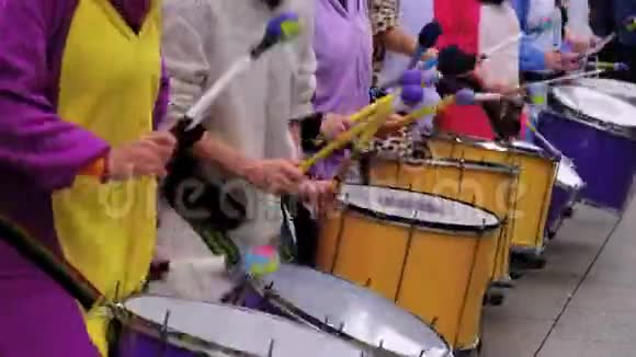 狂欢节期间一群鼓手在城市中心和科隆商业街演奏视频的预览图