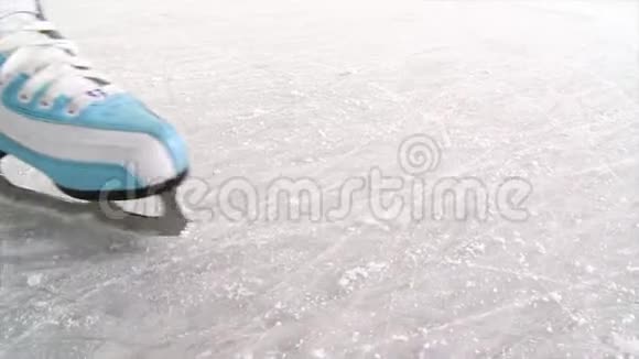 冬天在溜冰场上女人用溜冰鞋腿部特写镜头场景女子滑冰特写视频的预览图