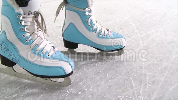 冬天在溜冰场上女人用溜冰鞋腿部特写镜头场景女子滑冰特写视频的预览图