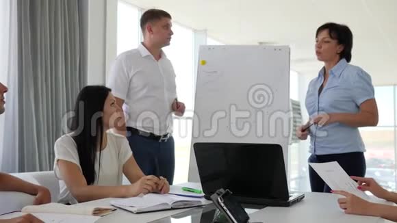白板旁边的两个工人把业务发展变成图表形式视频的预览图