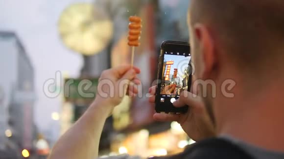 游客在中国城拍摄美味的街边小吃香肠曼谷素食节的年轻人4公里视频的预览图