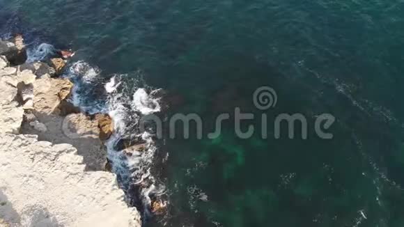 美丽的波浪拍打在黑海的岩石海岸克里米亚空中观景视频的预览图