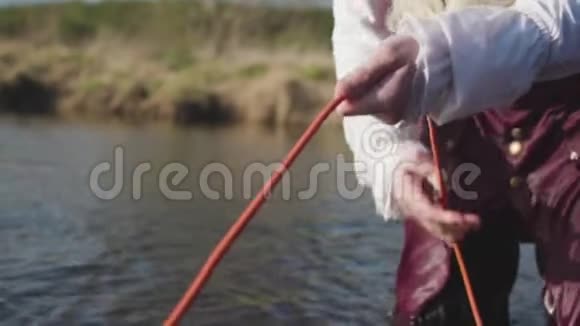 古老的捕鱼技巧穿着老式服装的渔夫得到了一张渔网库存穿着洛可可旧衣服的人视频的预览图