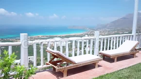 热带度假胜地带有日光浴的海景视频的预览图