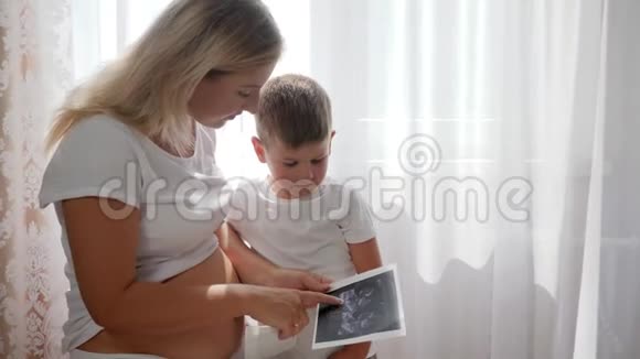 有儿子的孕妇可以在家中扫描未来的孩子视频的预览图