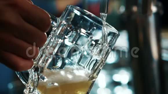 在酒吧里特写镜头一杯淡啤酒倒在杯子里视频的预览图