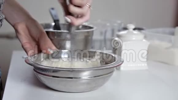 小女孩在做面团的时候用搅拌器搅拌面粉派烘焙菜肴视频的预览图