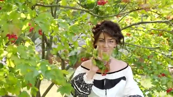 美丽的乌克兰女孩户外享受一个格尔德玫瑰分公司视频的预览图