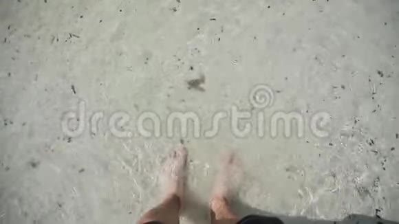 女人的腿女人站在海里视频的预览图