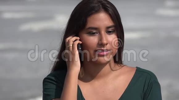 令西班牙裔女性不安的电话交谈视频的预览图