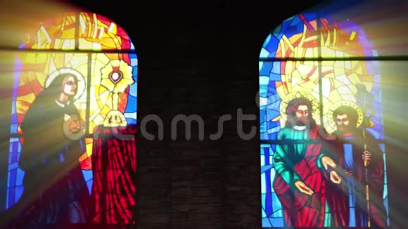 教堂彩色窗户平底锅4k视频的预览图