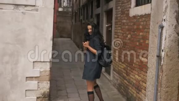 迷人的女孩走过威尼斯狭窄的街道视频的预览图