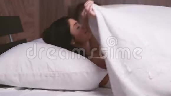 家里漂亮的小女孩上床睡觉视频的预览图