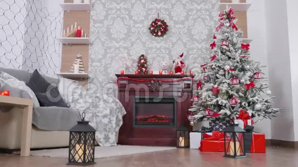 装饰着圣诞装饰品的漂亮房间视频的预览图