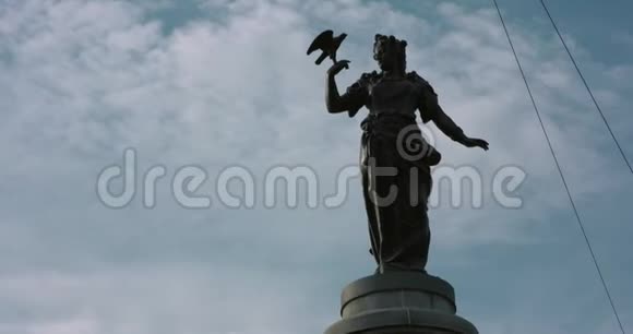 一个女人和一只鸟的乡村雕像从斯德哥尔摩市中心拍摄的慢镜头视频的预览图