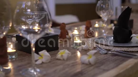 在餐厅提供浪漫的烛光晚餐不寻常的餐具视频的预览图