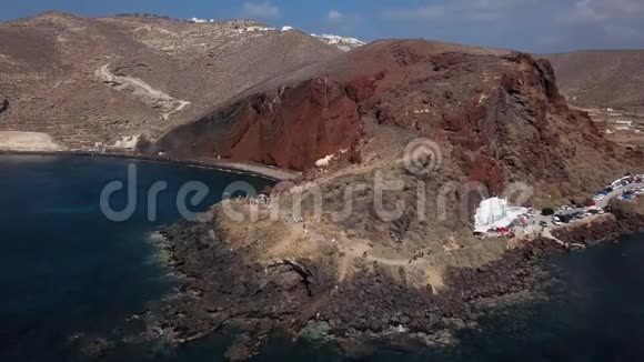 圣托里尼岛红海滩的鸟瞰图视频的预览图