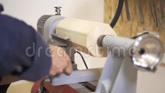 男用木工机械加工木材视频的预览图