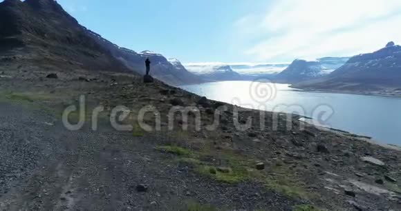 在冰岛美丽的峡湾上空盘旋的人视频的预览图