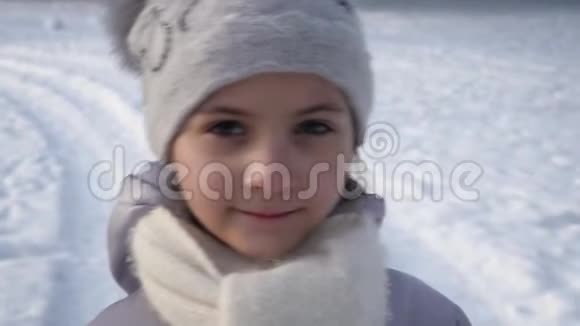 雪域背景下的小女孩肖像视频的预览图