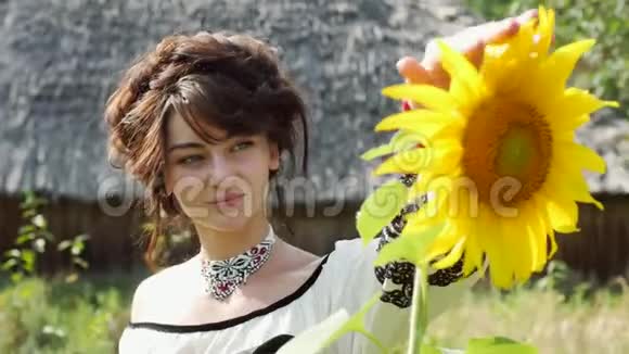 乌克兰女孩嗅着向日葵享受大自然然后离开视频的预览图