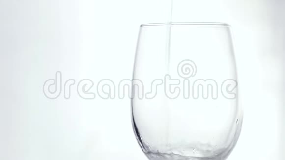 在白色背景的大平面图上玻璃中的苏打水视频的预览图